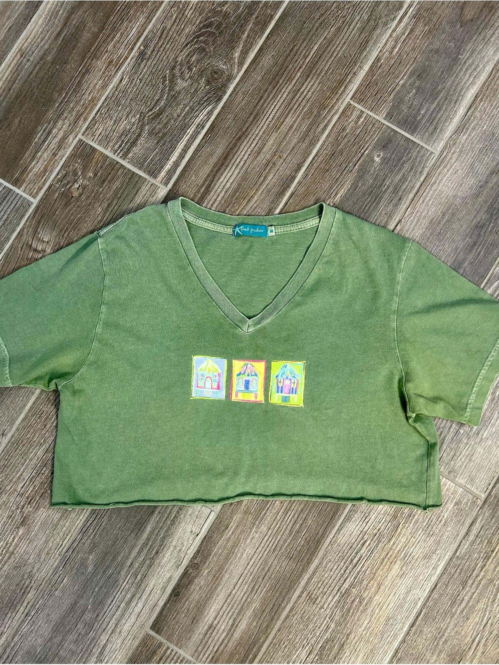 Vintage Fresh Produce Cropped V-Neck Graphic T-Shirt Olive Green Size M